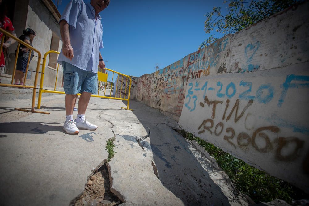 Socavones, grietas... los vecinos de la calle San Bruno de Callosa temen que se venga abajo. El Síndic de Greuges investiga qué van a hacer las administraciones ante la denuncia de treinta familias qu