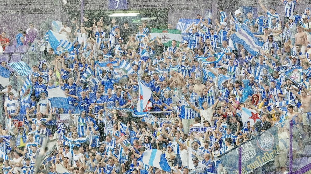 Aficionados del Deportivo celebran el ascenso a Primera en Valladolid.