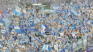Aficionados del Deportivo celebran el ascenso a Primera en Valladolid.