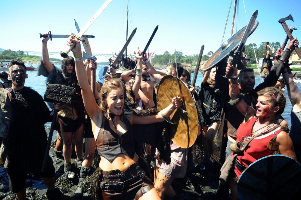 La recreación del desembarco se convierte en el acto central de la Romaría Vikinga