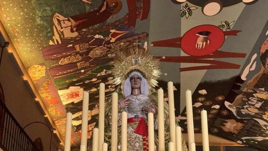 La Virgen de la Esperanza preparada en sus andas para el traslado.