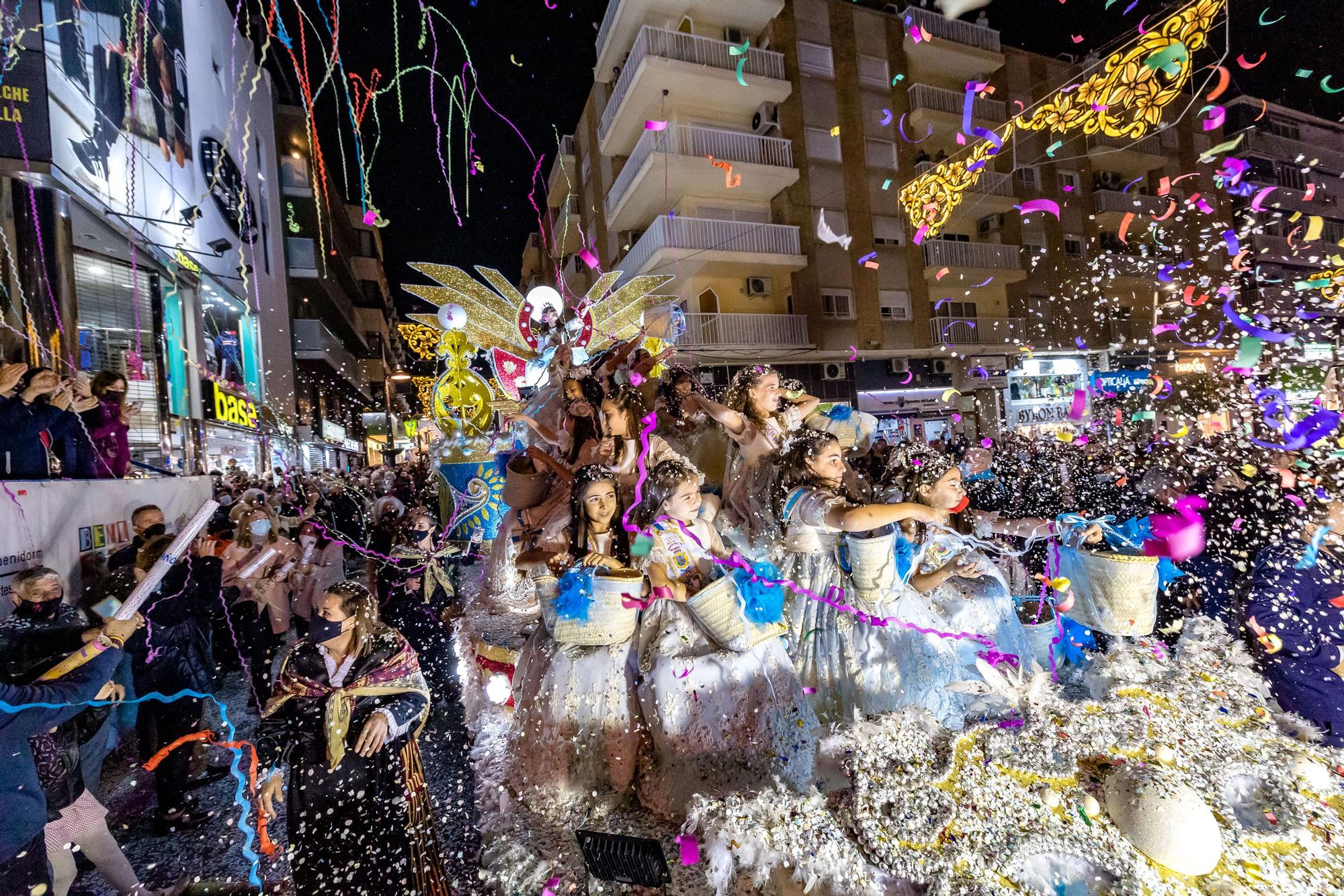 El desfile de carrozas y  el castillo de fuegos artificiales cierran las Fiestas de Benidorm