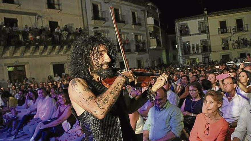 El violinista Ara Malikian llena de público la plaza de España
