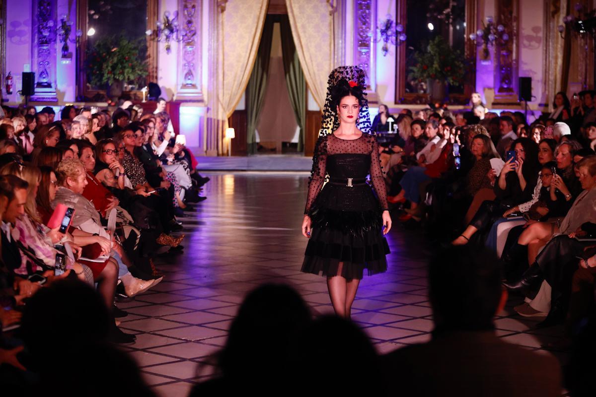 Desfile solidario de Alcer Córdoba en el Círculo de la Amistad