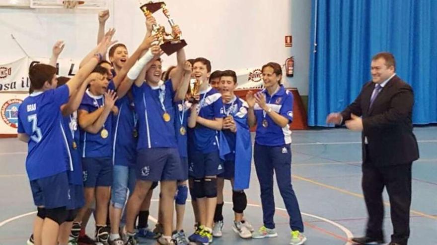 El equipo infantil del Club Voleibol Calasancias con su título de campeones de Galicia.