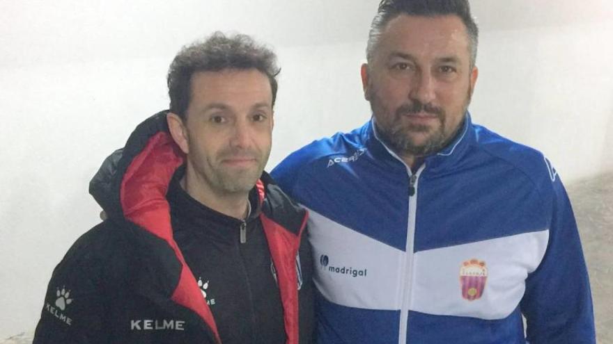 A la derecha, Juan Antonio Arpa, delegado del Eldense B, junto al entrenador del filial