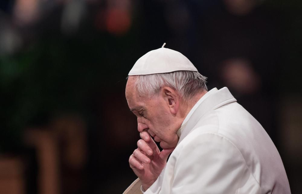 El Papa preside el Via Crucis en el Coliseo romano.