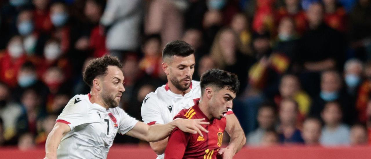 Pedri se marcha de dos rivales en el choque que disputó ayer la selección española ante Albania. | | E.P.