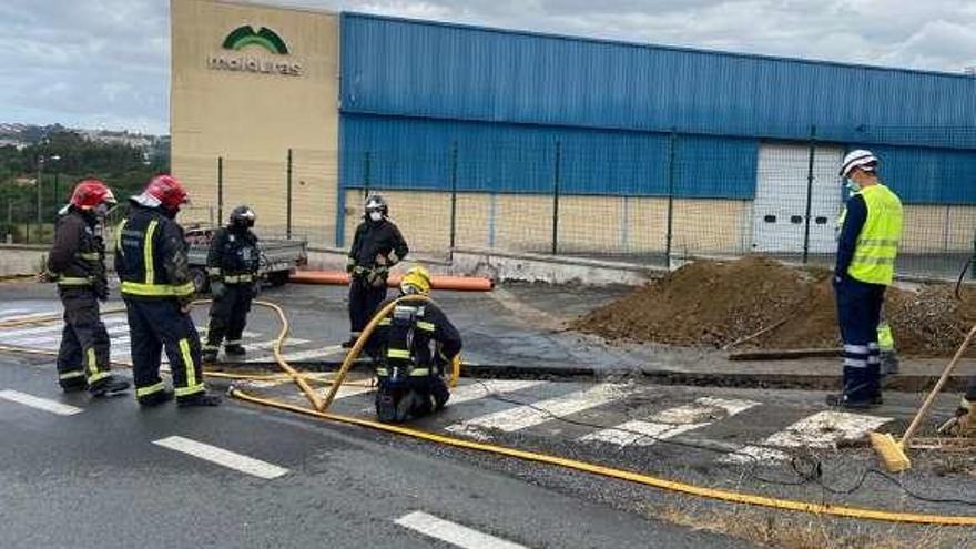 Efectivos de emergencias, ayer, en el punto de la fuga de gas. La Opinión