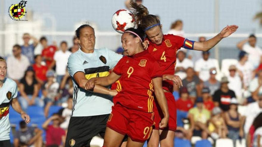 Mari Paz, en una acción aérea con una defensa belga e Irene Paredes, la central del PSG.