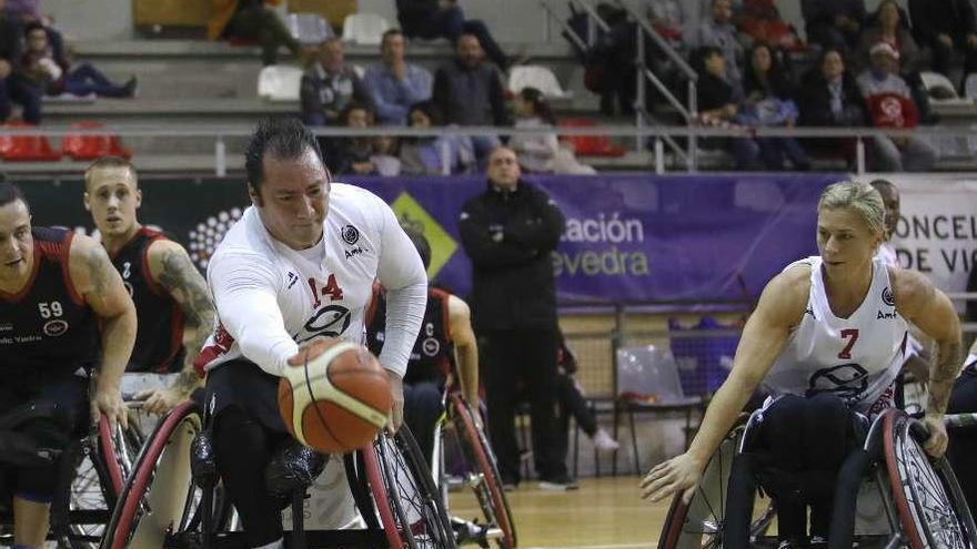 Zavala, con la pelota, y Cronau, durante un partido en Bouzas. // Alba Villar