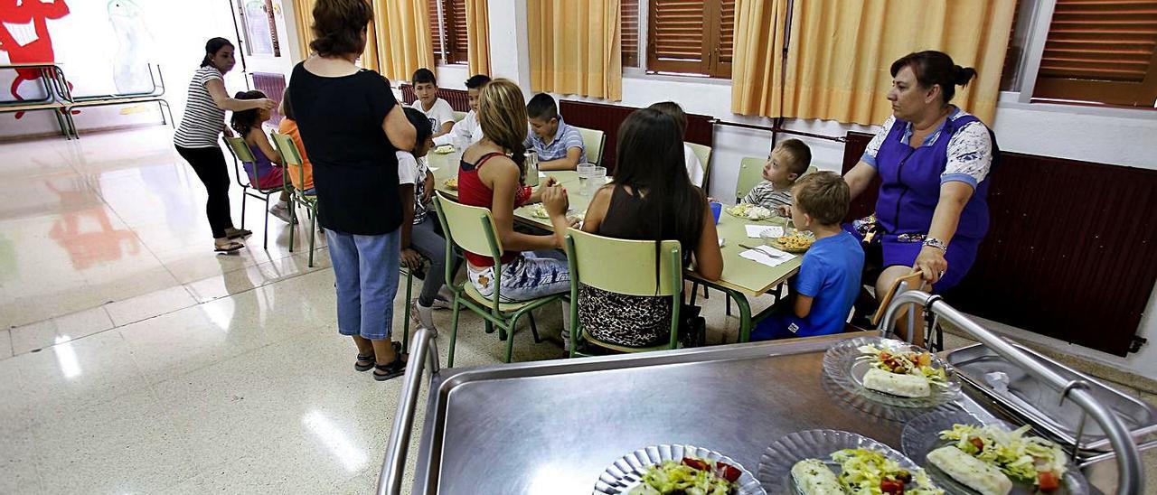 Imagen de archivo de un comedor escolar con un menú saludable.