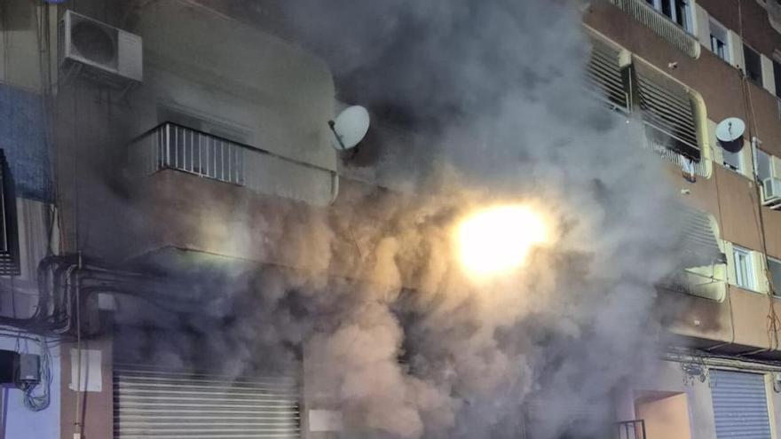 un taller de motos de Quart de Poblet obliga a evacuar un edificio residencial