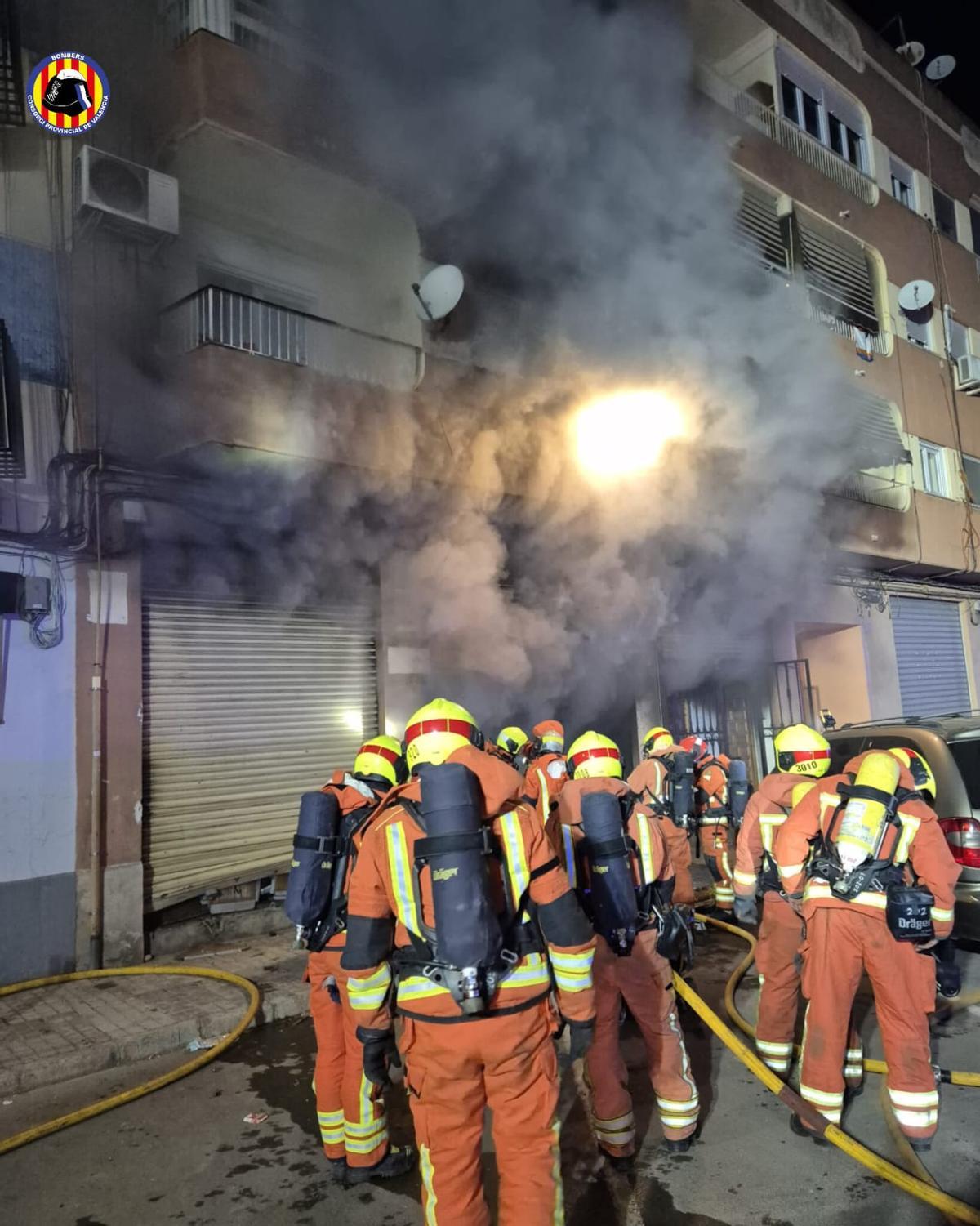 Incendio declarado en la madrugada de este martes en un taller de motos de Quart de Poblet.