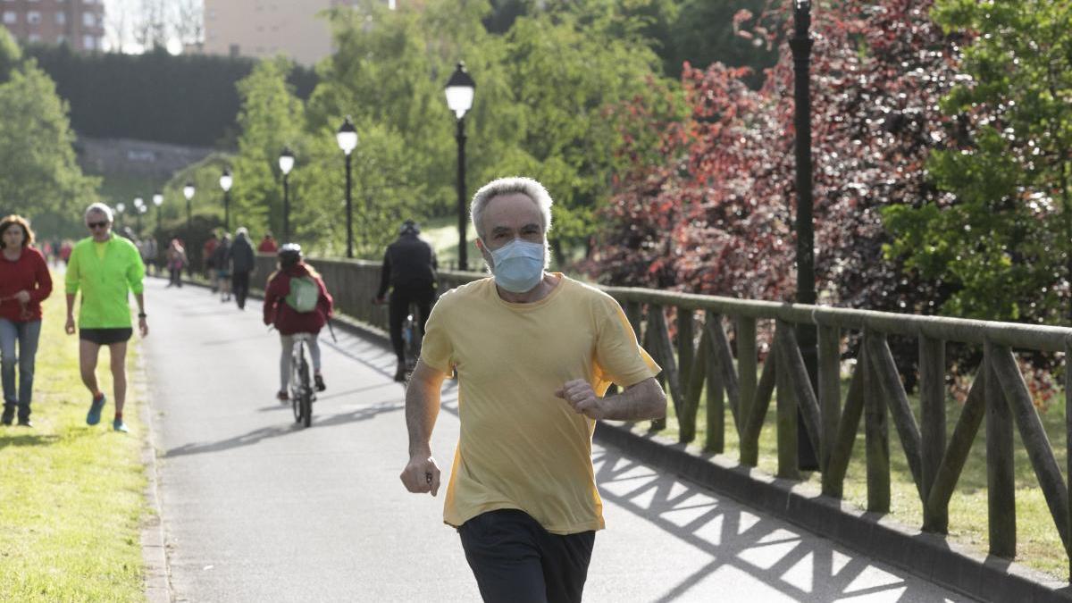 Un corredor, en un parque