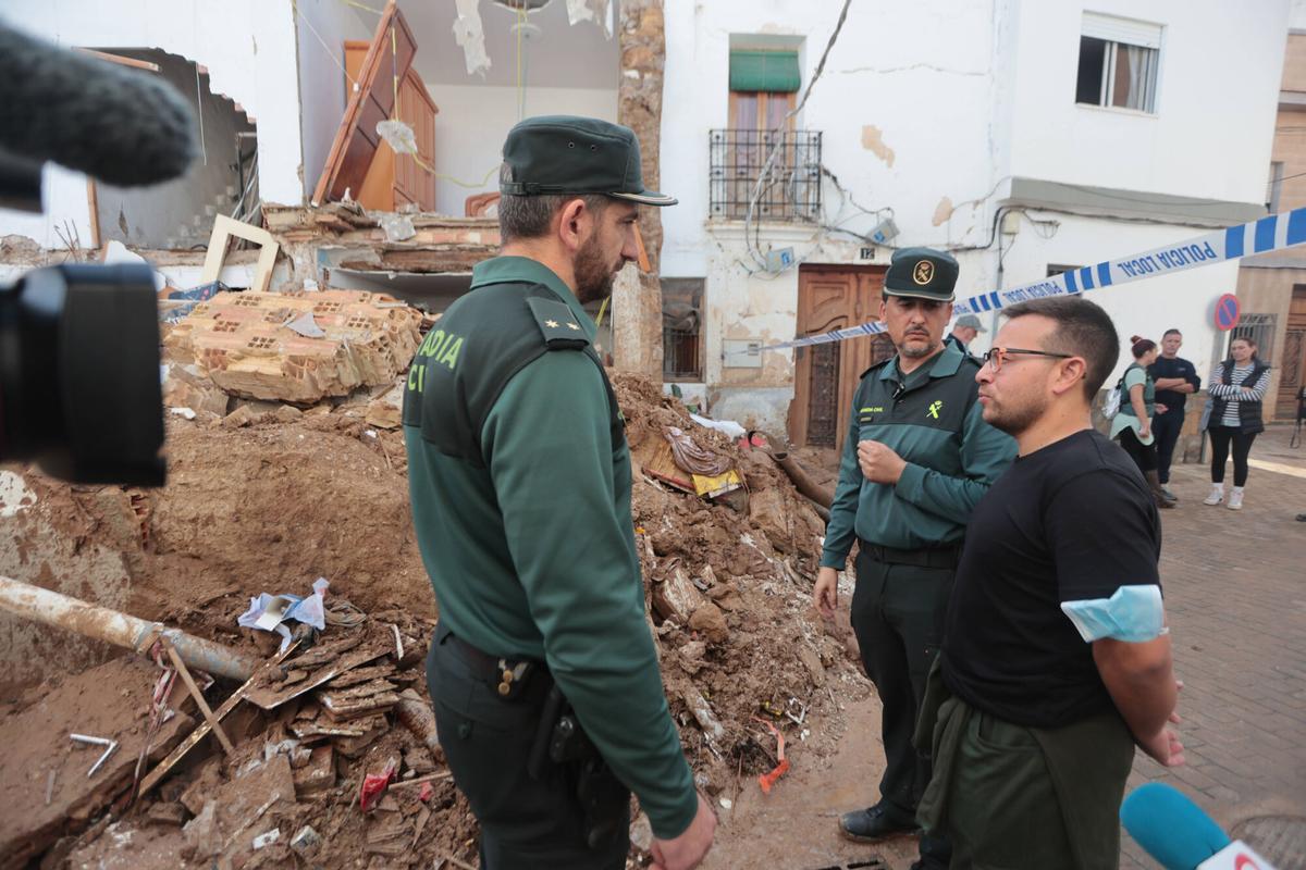 Chiva.vlc. Guardias civiles y sus salvados. RIADA HISTÓRICA . VECINOS RESCATADOS POR LA GUARDIA CIVIL . DANA . GOTA FRÍA . INUNDACIONES EN L'HORTA SUD . LA RIBERA ALTA . HOYA DE BUÑOL . REQUENA-UTIEL