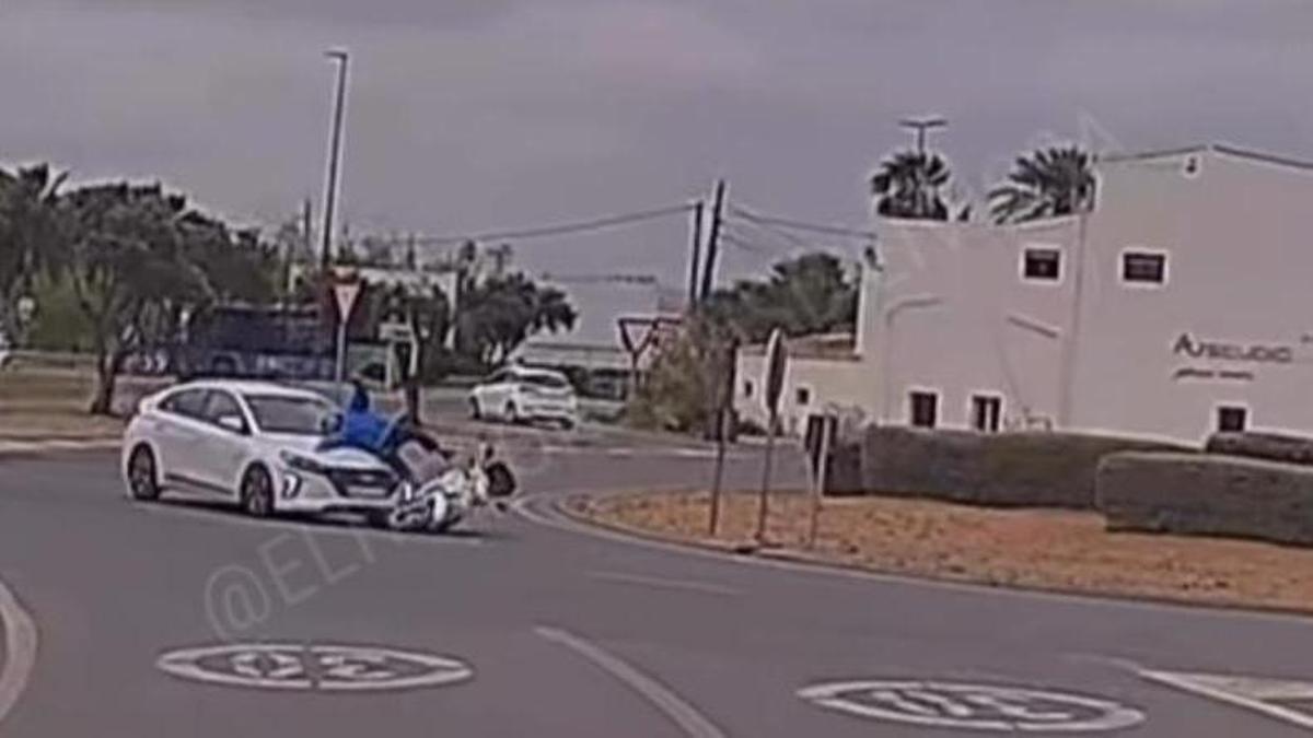 El turismo blanco arrolla a una motocicleta.