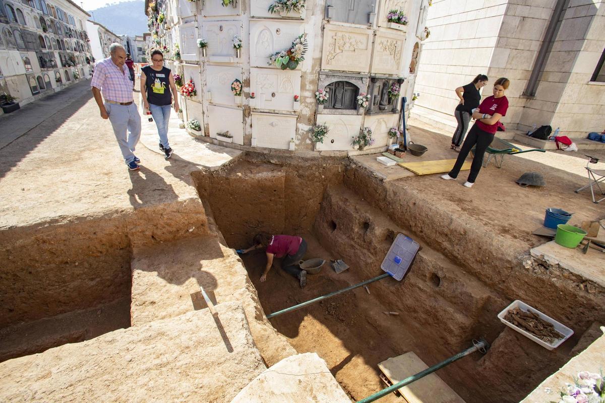 Trabajos de exhumación de represaliados del franquismo en el cementerio de Xàtiva, en 2023.