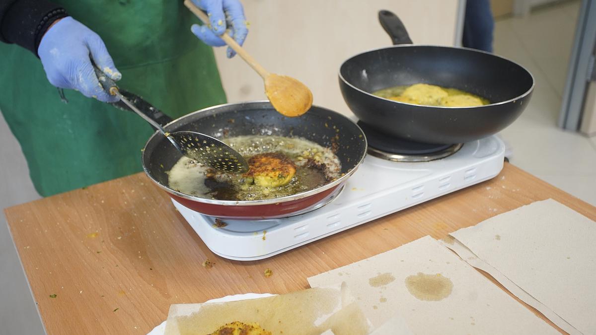 Mentre cuinen, els joves del PIL es formen i aprenen català