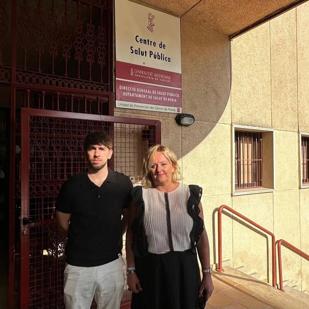 El concejal Álex Coca y la alcaldesa, en la entrada al centro de Salud Pública de Dénia