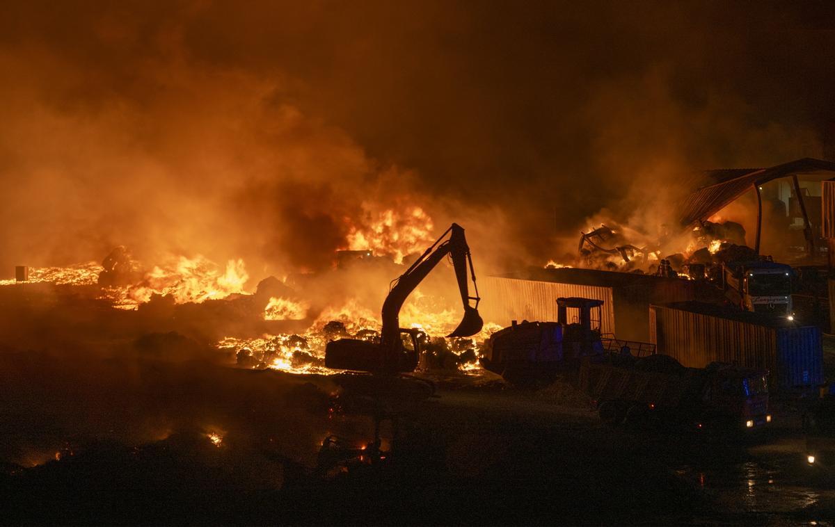 Seis dotaciones de bomberos intentan apagar un incendio en el vertedero de Zonzamas (Lanzarote)