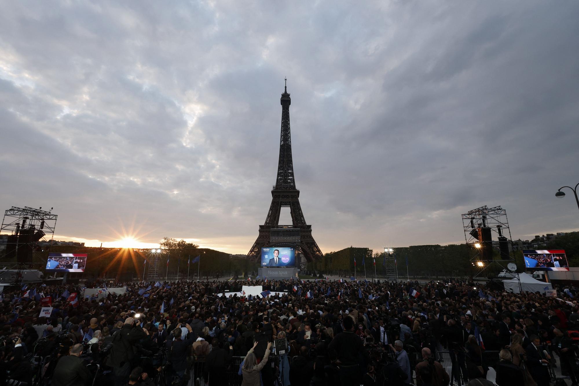 Los seguidores de Macron celebran la victoria en las elecciones de Francia