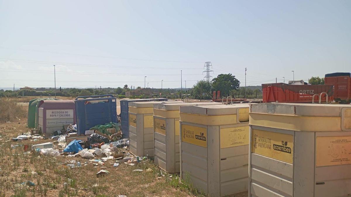 Basura acumulada en el exterior de contenedores en una zona de Anna, la semana pasada.