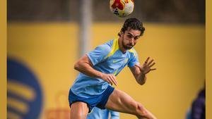 Ferran vuela en el entreno: cabezazo espectacular
