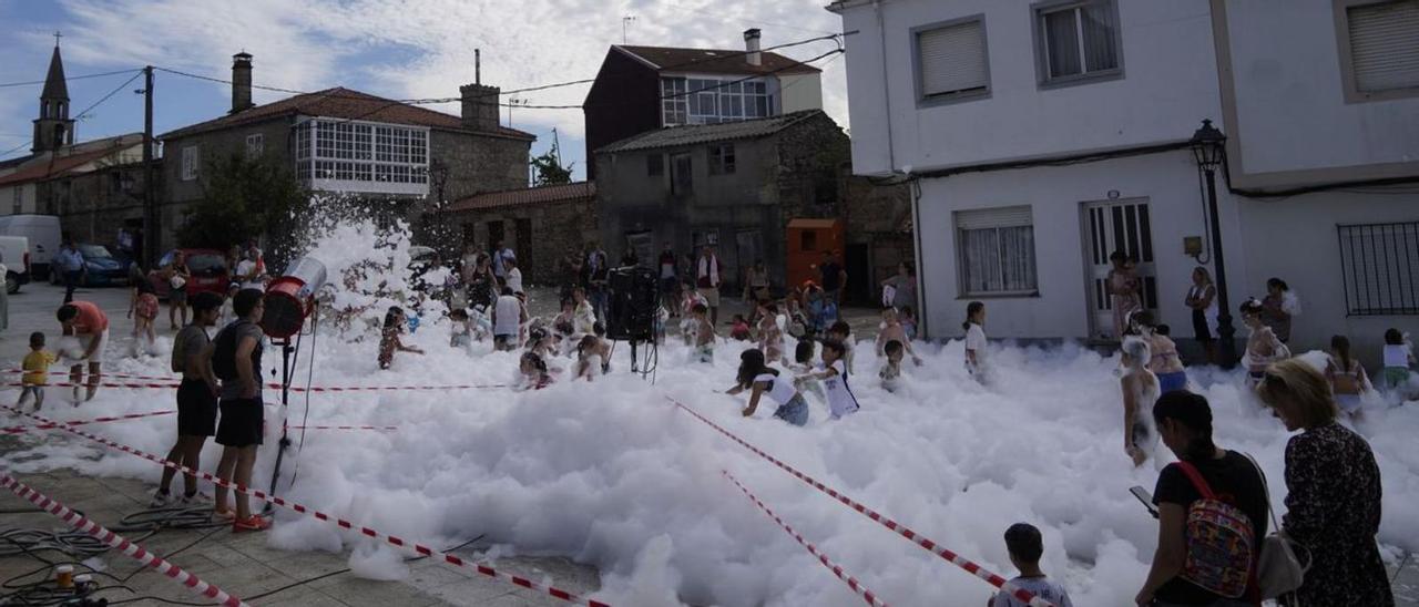 Fiesta de la espuma este verano en el núcleo de Agolada, que vuelve a rebasar los 400 habitantes.