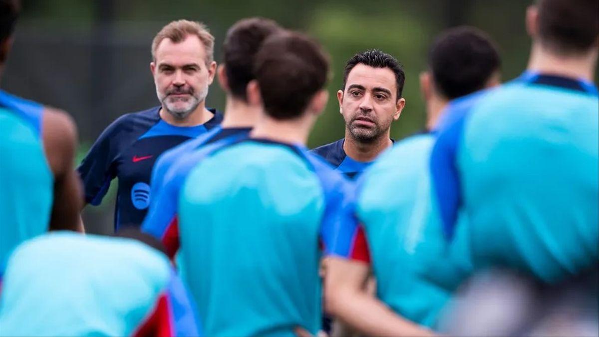 Xavi y Òscar Hernández se dirigen a la plantilla en el penúltimo entrenamiento de Nueva York.