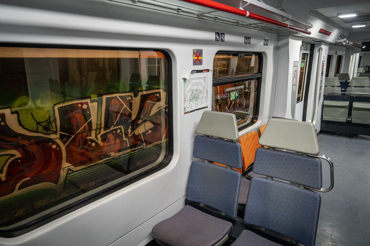 Proceso de limpieza de grafitis e instalación de vinilos en trenes de Rodalies.