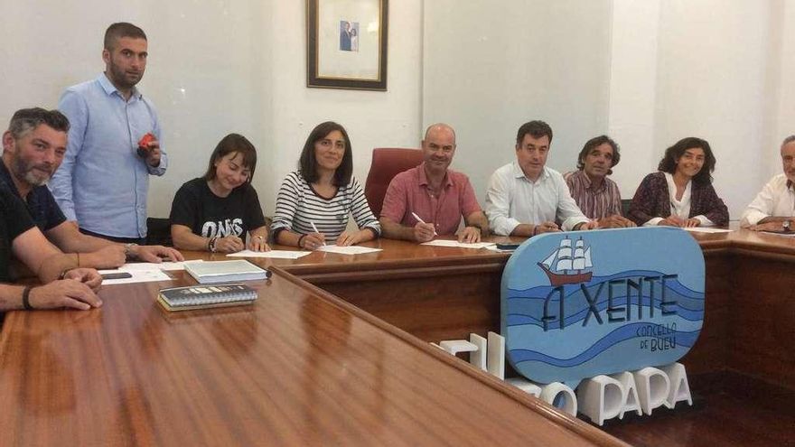 Xunta, Concello y vecinos rubrican ayer su acuerdo en el salón de plenos de Bueu después de una larga reunión. // Gonzalo Núñez