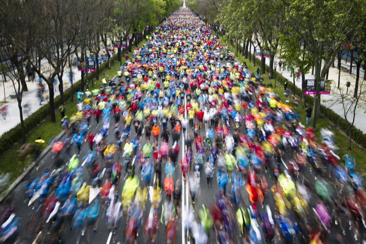 GRA030 MADRID, 28/04/2013.- Vista general de los participantes en la Maratón de Madrid a su paso por el Paseo de la Castellana. La carrera en la que se han inscrito 26.000 corredores ha comenzado a las 9.00 horas con un recorrido de 42 kilómetros y con cuatro grados de temperatura. EFE/Emilio Naranjo ESPAÑA MARATÓN MADRID. ATLETISMO. MARATON DE MADRID