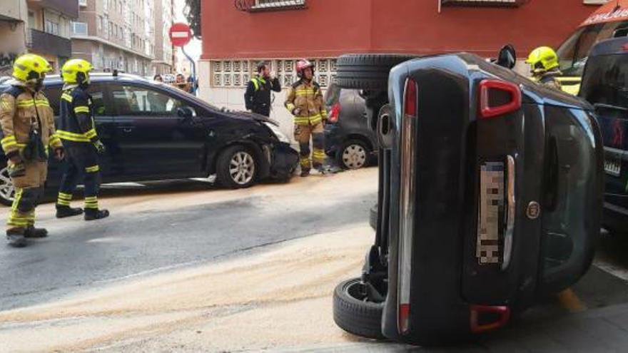 Dos heridos leves en un accidente con vuelco lateral en Alicante