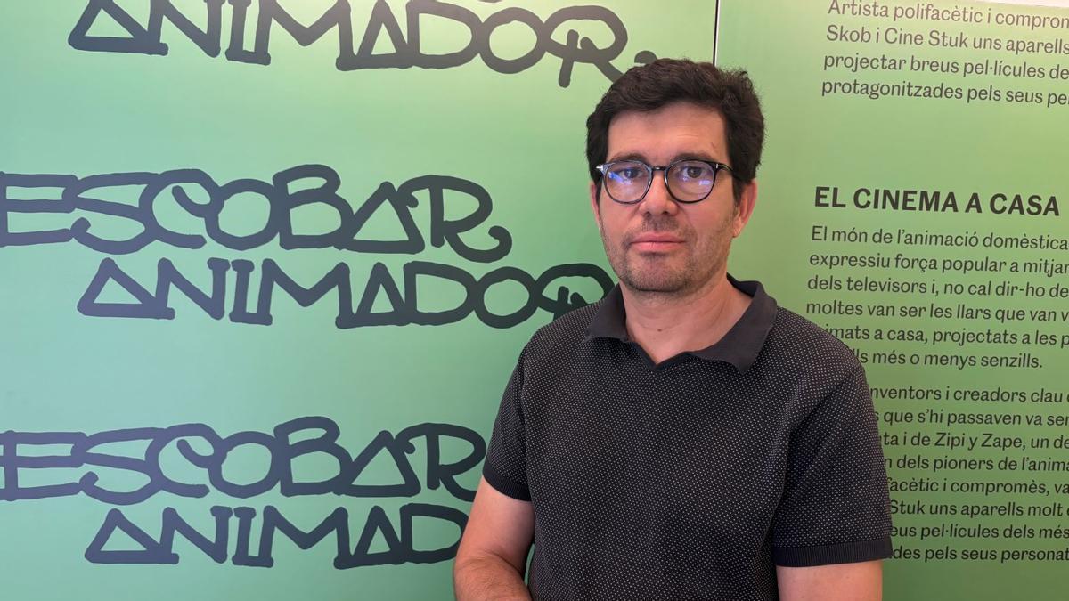 Sergi Escobar, el net del dibuixant, durant la inauguració de l'exposició 'Escobar animador', al Museu del Joguet de Catalunya.