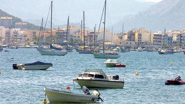 Los fondeos en la zona de baño del Port seguirán sin control el próximo verano