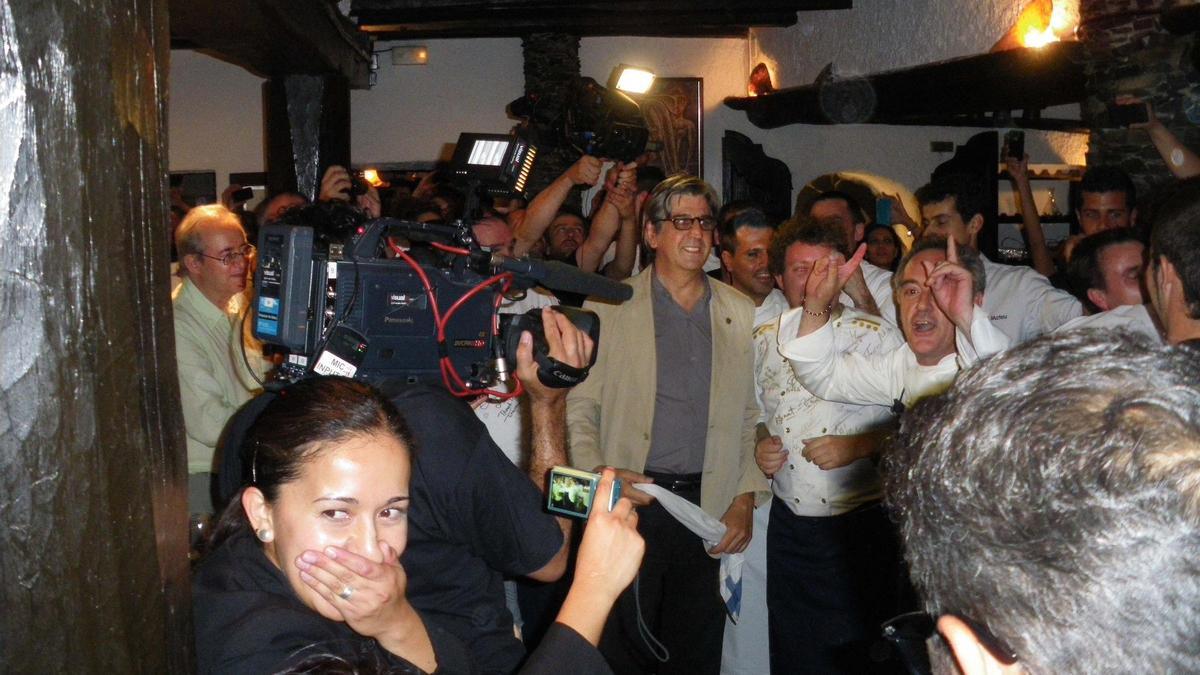 Juli Soler (en el centro de la imagen) y Ferran Adrià, en El Bulli.
