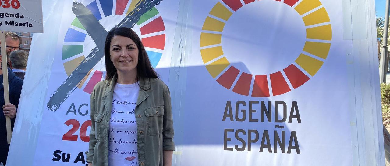 Macarena Olona, frente a una pancarta contra la Agenda 2030.