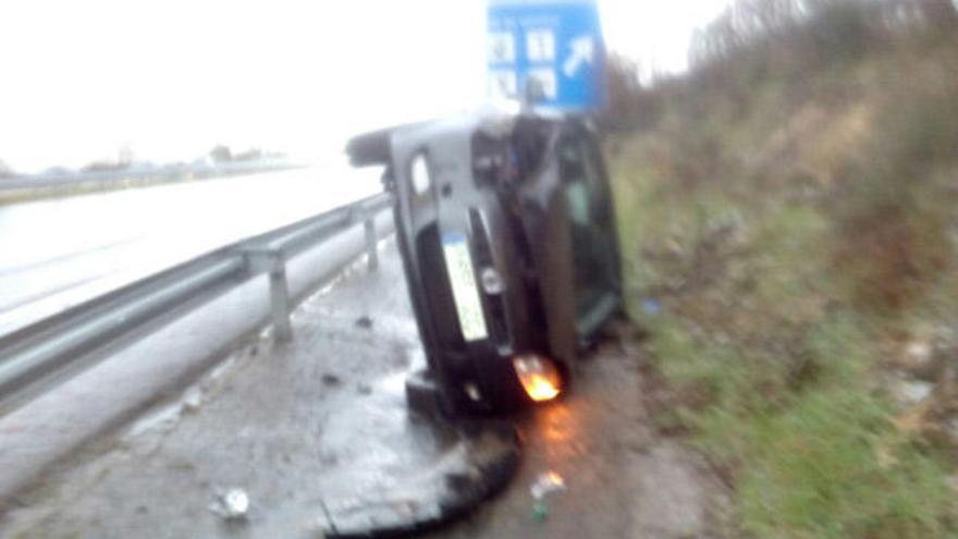 Un coche terminó volcado el el accidente múltiple de Sandiás. // FDV