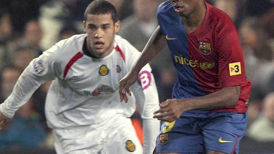 Eto'o progresa con el balón perseguido por un rival. / albert olivé