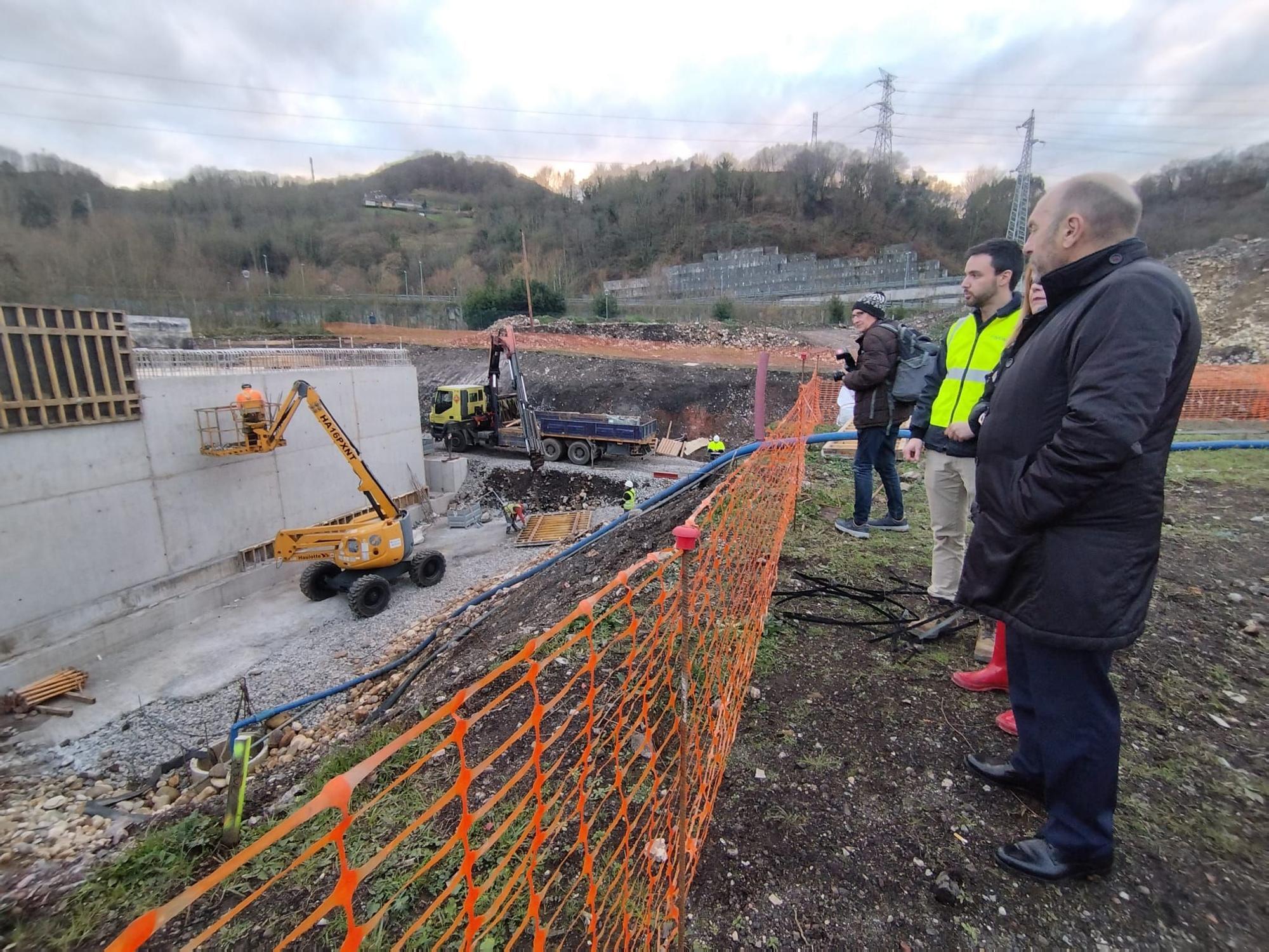 Obras de acceso al futuro ferial de talleres del Conde, en Langreo