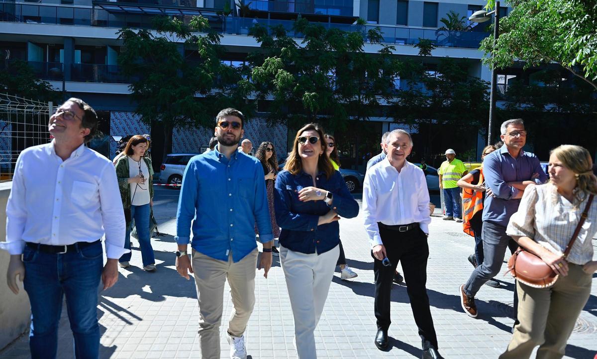 Catalá visita las obras del edificio incendiado en Campanar