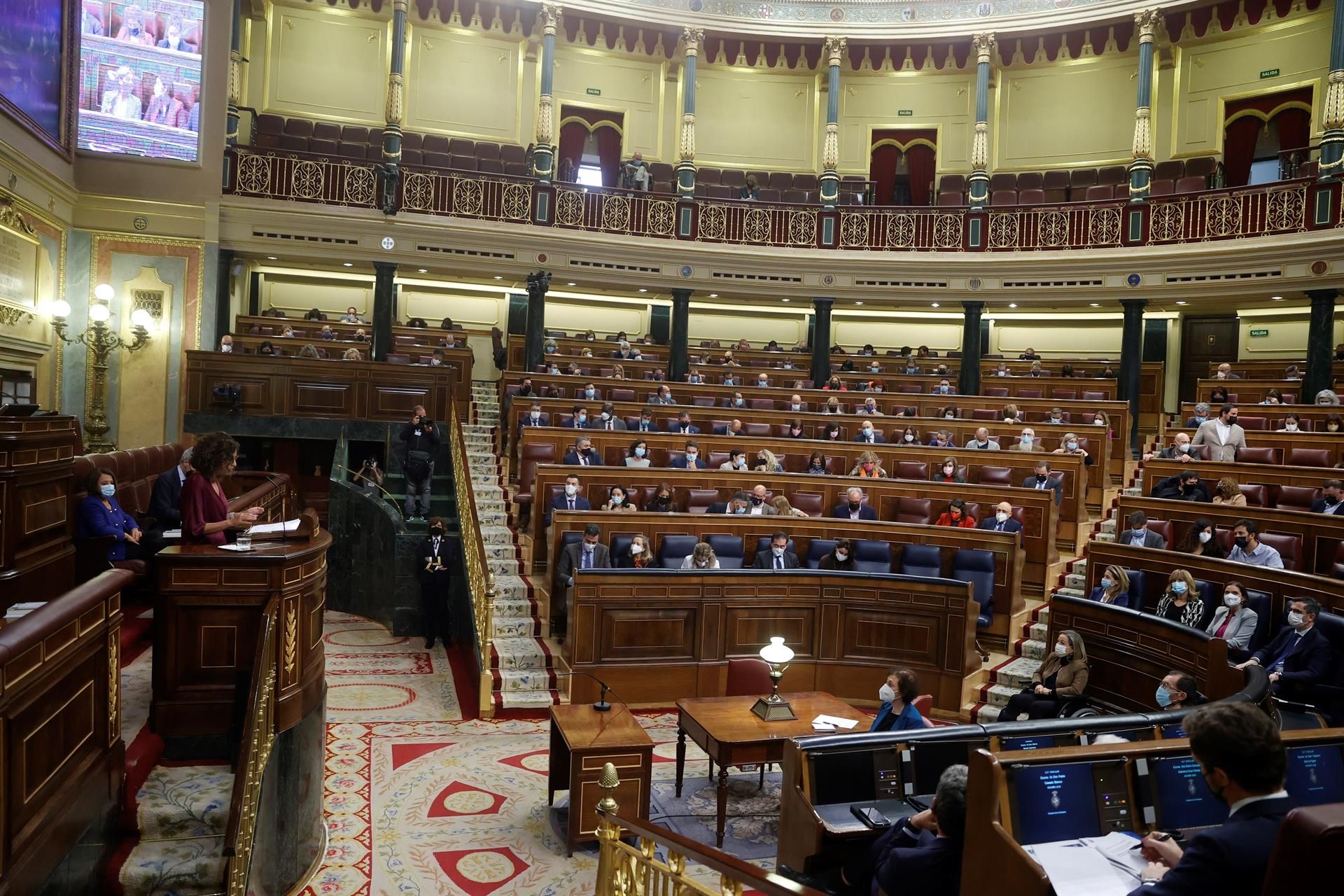 El presidente del Gobierno, Pedro Sánchez (i) y la ministra de Trabajo, Yolanda Díaz (c) observan como la ministra de Hacienda, María Jesús Montero