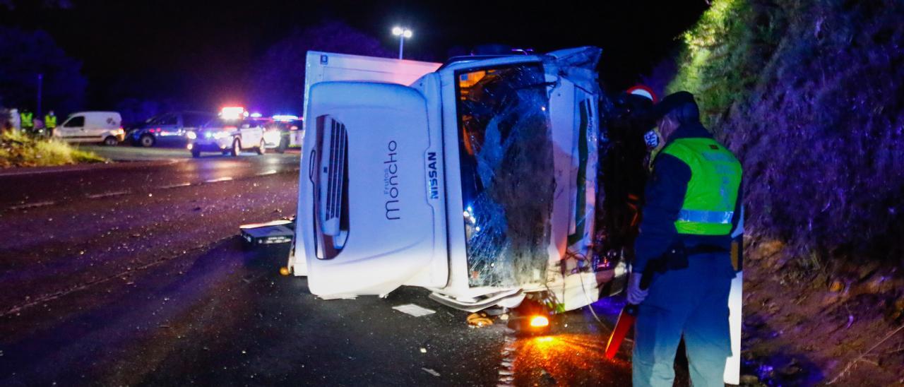 Camión de Frutas Moncho volcado tras el accidente.