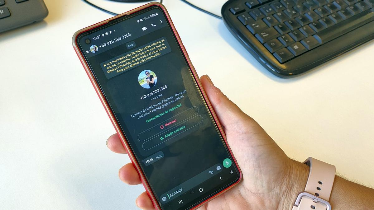 Una persona muestra el &quot;Hola&quot; que ha recibido de un número de teléfono de Filipinas y de una tal Victoria, a la que niega conocer.