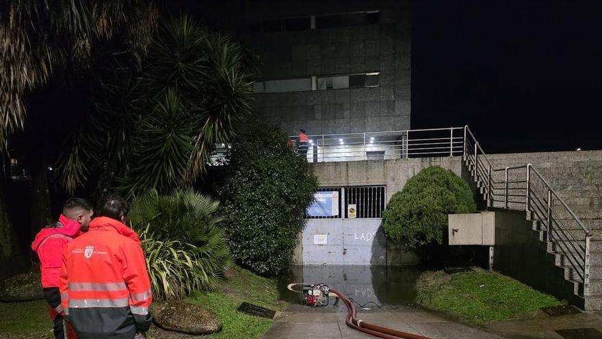 La pleamar y la lluvia inundan el sótano del Auditorio de Vilagarcía