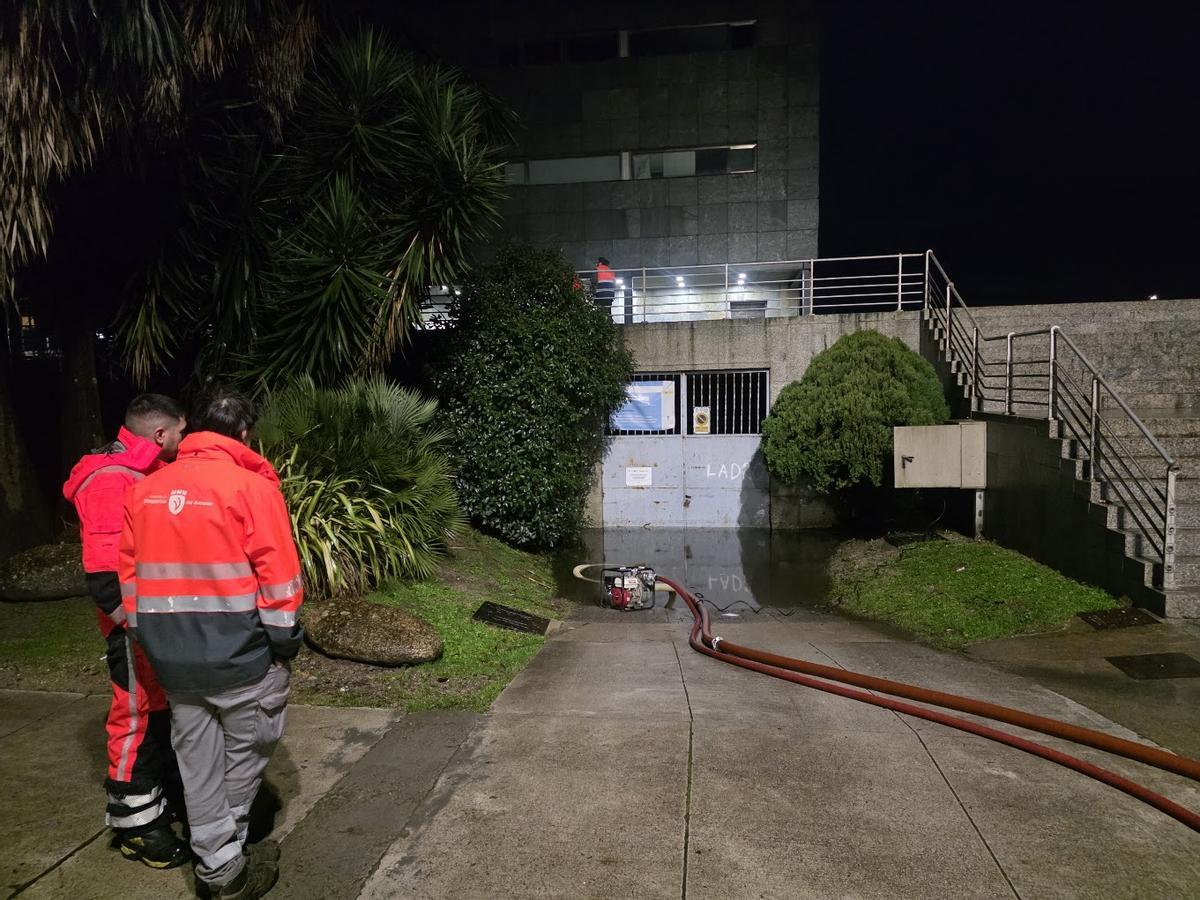 Una bomba de achique tratando de vaciar el sótano del Auditorio Municipal de Vilagarcía, esta madrugada.