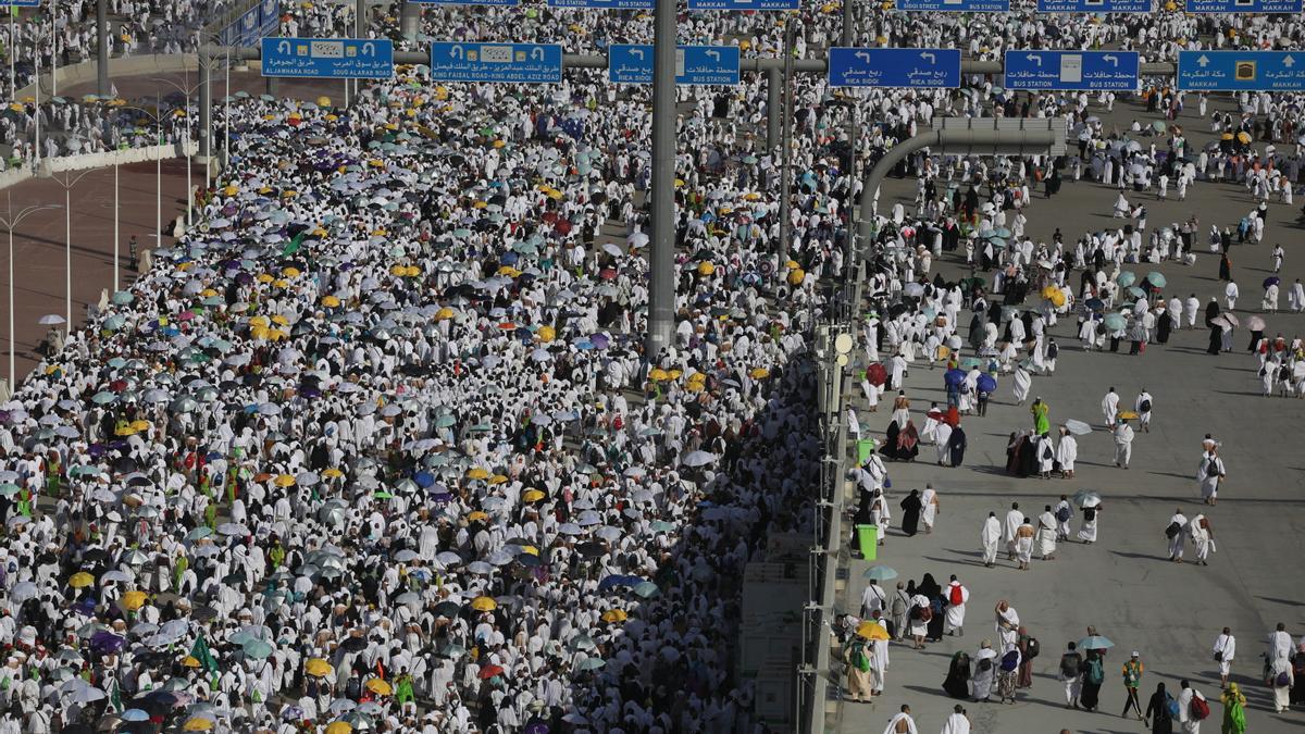 Cientos de peregrinos musulmanes llegan para realizar la lapidación simbólica del ritual del diablo en el puente Jamarat durante la peregrinación del Hajj cerca de la Meca, en Arabia Saudí, este miércoles.