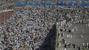 Cientos de peregrinos musulmanes llegan para realizar la lapidación simbólica del ritual del diablo en el puente Jamarat durante la peregrinación del Hajj cerca de la Meca, en Arabia Saudí, este miércoles.