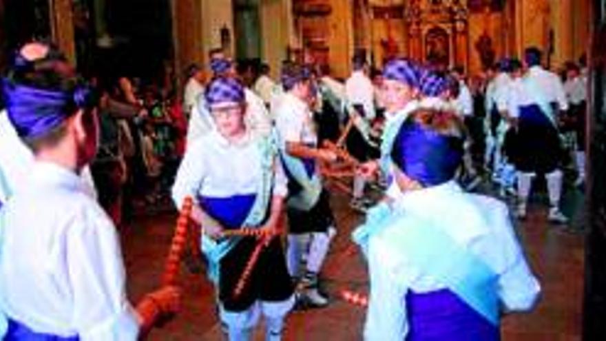 Danzantes y músicos acompañan al Cristo en la subida a la ermita